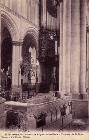 On se trouve en réalité devant un cénotaphe qui ne contient pas le corps . Il date du XIIIéme siècle et nous rappelle que l'on se trouve à l'endroit où fut enseveli Saint Omer au VIIéme siècle .